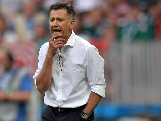 HLV Mexico được bạn mời tiệc sex tập thể sau trận thắng Đức