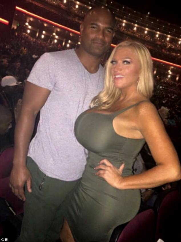 Nghiện bơm ngực, người phụ nữ phát hoảng cầu cứu bác sĩ