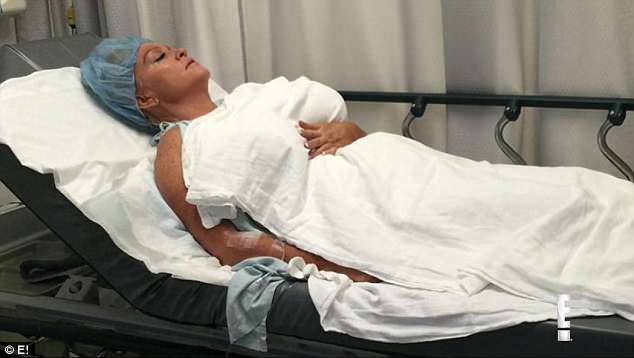 Nghiện bơm ngực, người phụ nữ phát hoảng cầu cứu bác sĩ