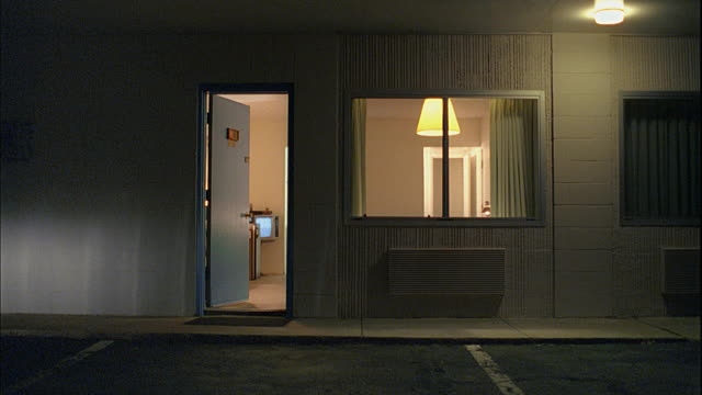 Mỹ: Thấy mùi hôi thối trong nhà nghỉ, phát hiện cảnh đáng sợ