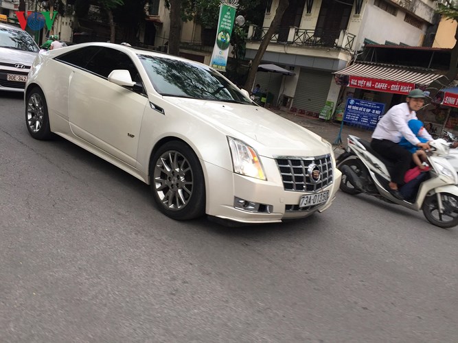Bắt gặp hàng hiếm Cadillac CTS Coupe trên đường phố Hà Nội