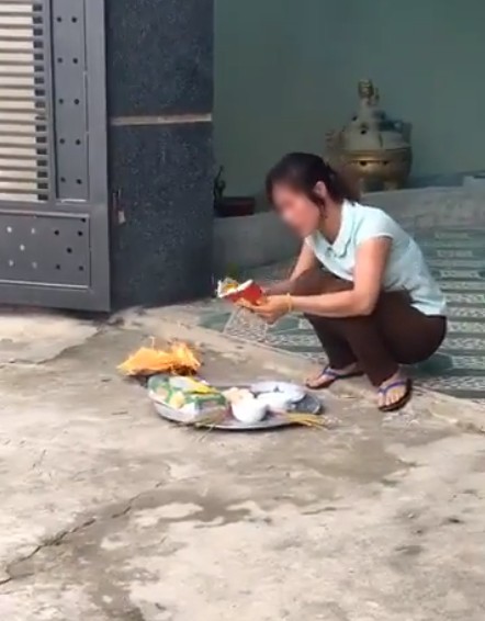 Tranh cãi số tiền 900 triệu đồng, con dâu đốt vàng mã, cãi nhau với bố chồng, nhiều người nhíu mày khi xem xong clip