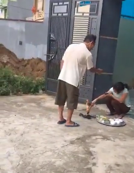 Tranh cãi số tiền 900 triệu đồng, con dâu đốt vàng mã, cãi nhau với bố chồng, nhiều người nhíu mày khi xem xong clip