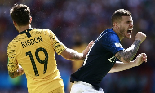 Hậu vệ Pháp thừa nhận cố tình nằm sân để câu giờ