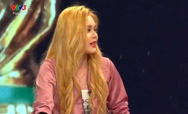 Các hot girl bình luận bóng đá: Hãy sexy, cười tươi và... cấm nói