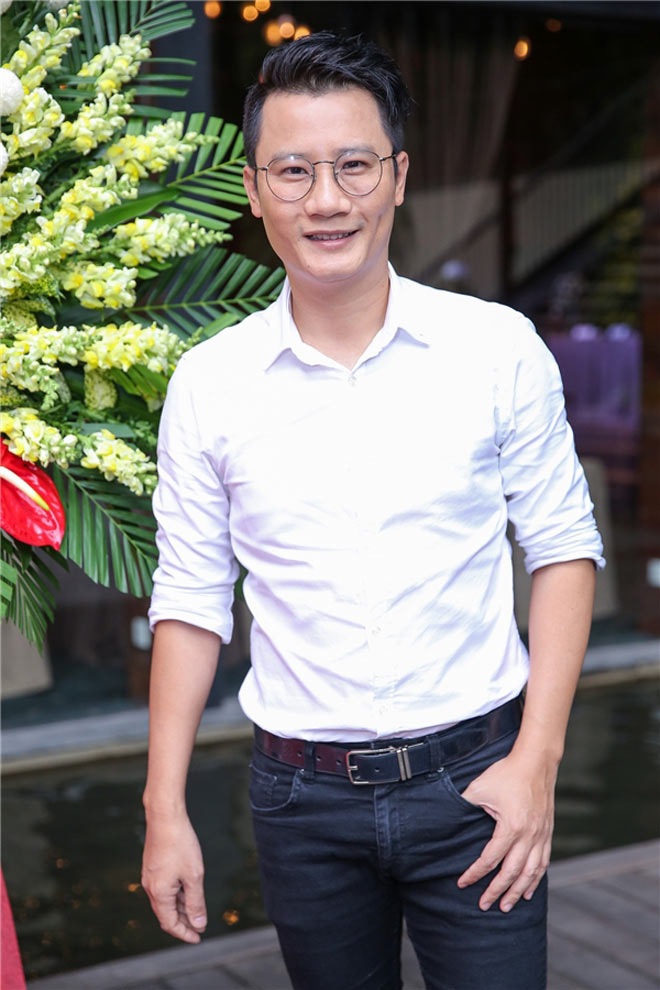 Các hot girl bình luận bóng đá: Hãy sexy, cười tươi và... cấm nói