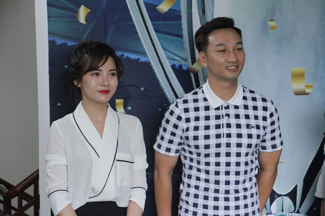 Các hot girl bình luận bóng đá: Hãy sexy, cười tươi và... cấm nói