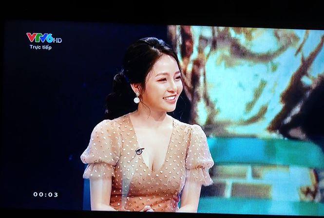 Các hot girl bình luận bóng đá: Hãy sexy, cười tươi và... cấm nói