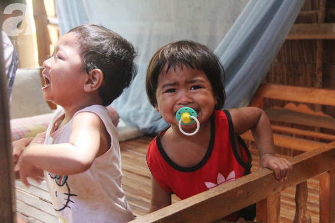 Bà ngoại đi bán vé số, ông ngoại già yếu vẫn bồng bế 5 đứa cháu khóc suốt vì khát sữa và đói ăn