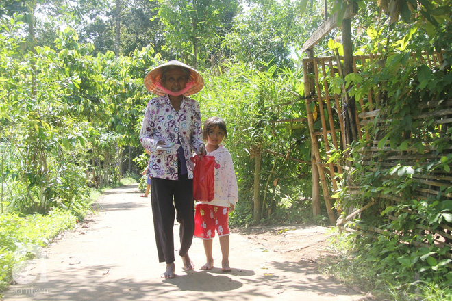 Bà ngoại đi bán vé số, ông ngoại già yếu vẫn bồng bế 5 đứa cháu khóc suốt vì khát sữa và đói ăn