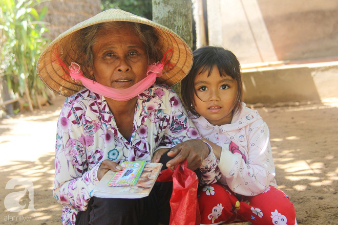 Bà ngoại đi bán vé số, ông ngoại già yếu vẫn bồng bế 5 đứa cháu khóc suốt vì khát sữa và đói ăn