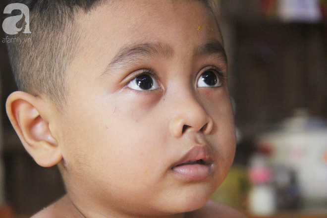 Bà ngoại đi bán vé số, ông ngoại già yếu vẫn bồng bế 5 đứa cháu khóc suốt vì khát sữa và đói ăn