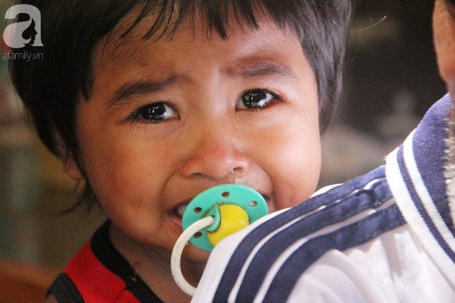 Bà ngoại đi bán vé số, ông ngoại già yếu vẫn bồng bế 5 đứa cháu khóc suốt vì khát sữa và đói ăn