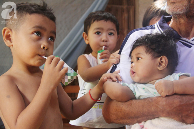 Bà ngoại đi bán vé số, ông ngoại già yếu vẫn bồng bế 5 đứa cháu khóc suốt vì khát sữa và đói ăn