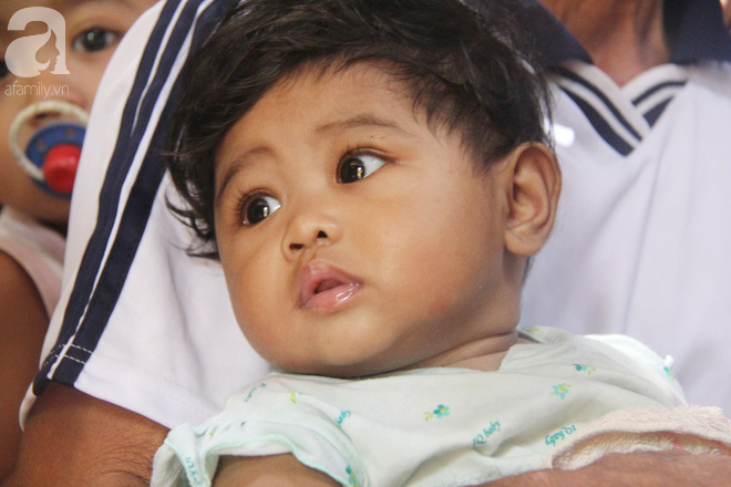 Bà ngoại đi bán vé số, ông ngoại già yếu vẫn bồng bế 5 đứa cháu khóc suốt vì khát sữa và đói ăn