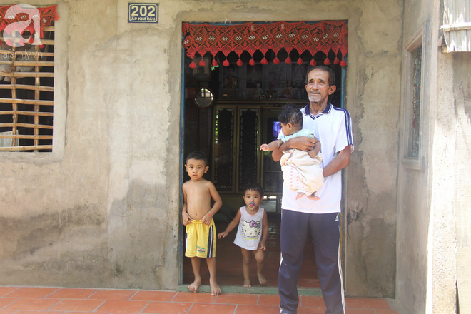 Bà ngoại đi bán vé số, ông ngoại già yếu vẫn bồng bế 5 đứa cháu khóc suốt vì khát sữa và đói ăn