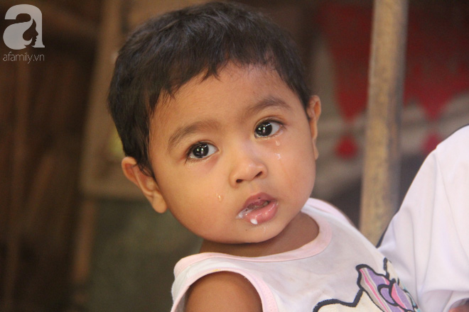 Bà ngoại đi bán vé số, ông ngoại già yếu vẫn bồng bế 5 đứa cháu khóc suốt vì khát sữa và đói ăn