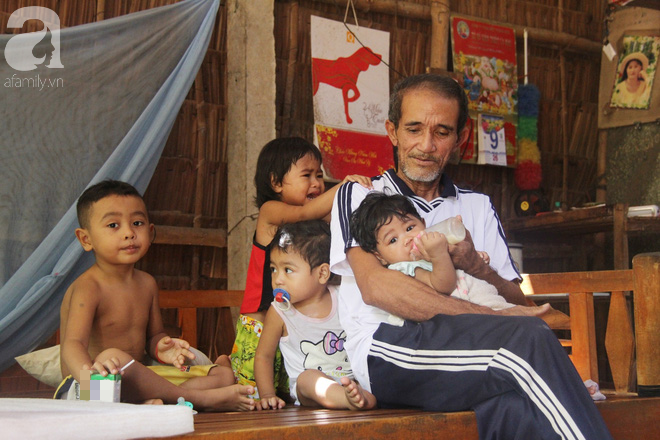 Bà ngoại đi bán vé số, ông ngoại già yếu vẫn bồng bế 5 đứa cháu khóc suốt vì khát sữa và đói ăn