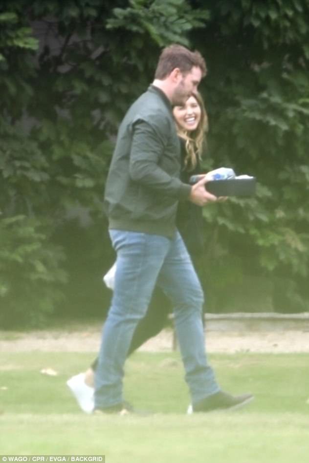 Tài tử Jurassic World Chris Pratt hẹn hò với con gái của Kẻ hủy diệt Arnold Schwarzenegger