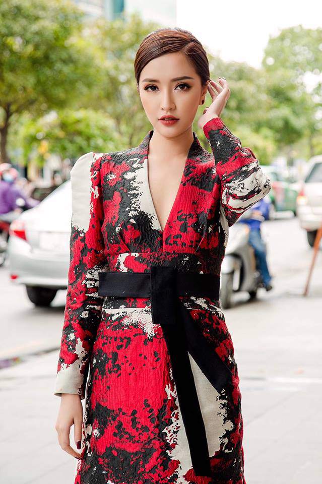 Dù không cao nhưng Bích Phương lại luôn đẹp ở mọi góc nhìn nhờ phối đồ giỏi