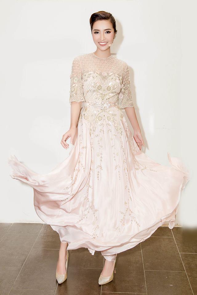 Dù không cao nhưng Bích Phương lại luôn đẹp ở mọi góc nhìn nhờ phối đồ giỏi