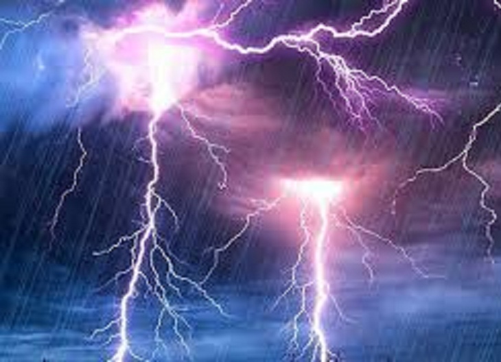 Chăn bò giữa trời mưa giông, ba học sinh bị sét đánh