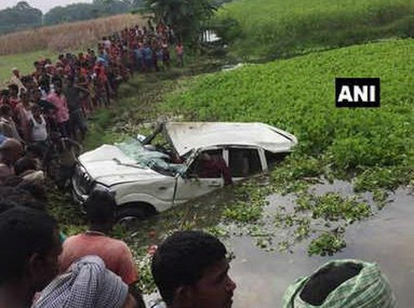 Xe đi đám cưới lao xuống ao, ít nhất 6 trẻ em thiệt mạng