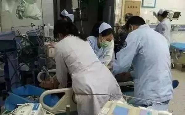 Vợ ngã khuỵu khi chồng khỏe mạnh bỗng lăn ra chết vì thói quen nhiều người làm ngày hè