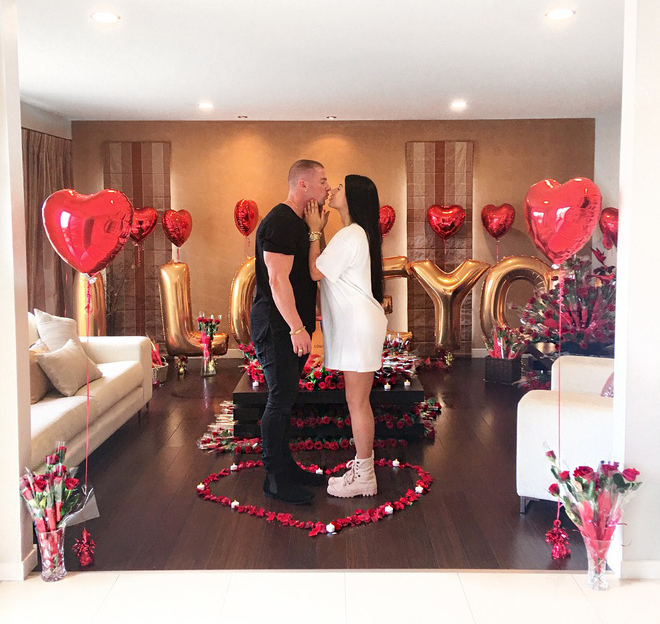 Màn cầu hôn bằng Range Rover hồng hot nhất MXH quốc tế: Ngỏ lời thẳng thắn như này thì ai cũng gật hết!