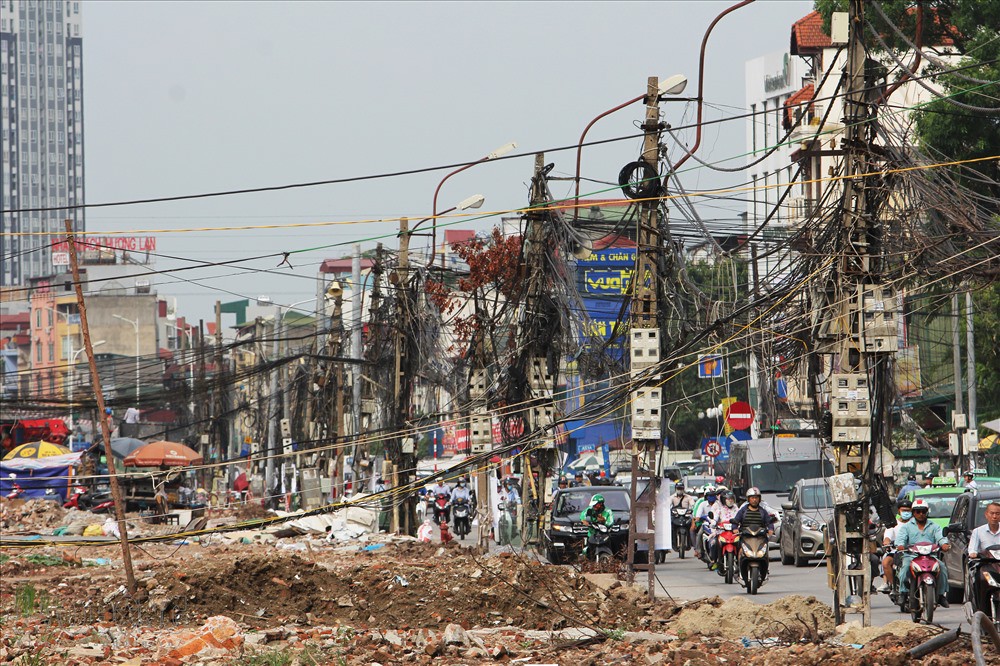 Chùm ảnh: Thót tim cảnh người dân vô tư sinh hoạt bên động bàn tơ