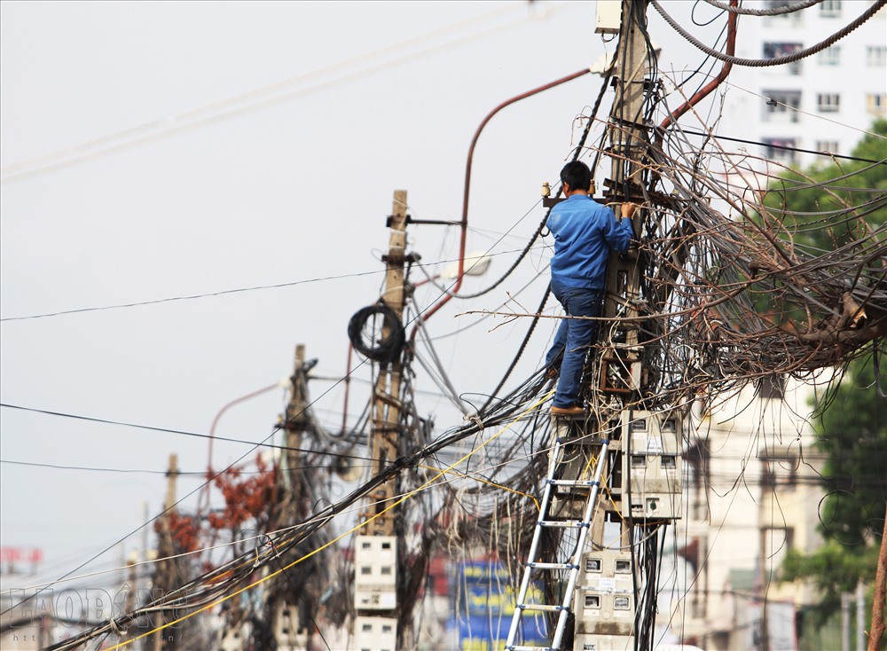 Chùm ảnh: Thót tim cảnh người dân vô tư sinh hoạt bên động bàn tơ