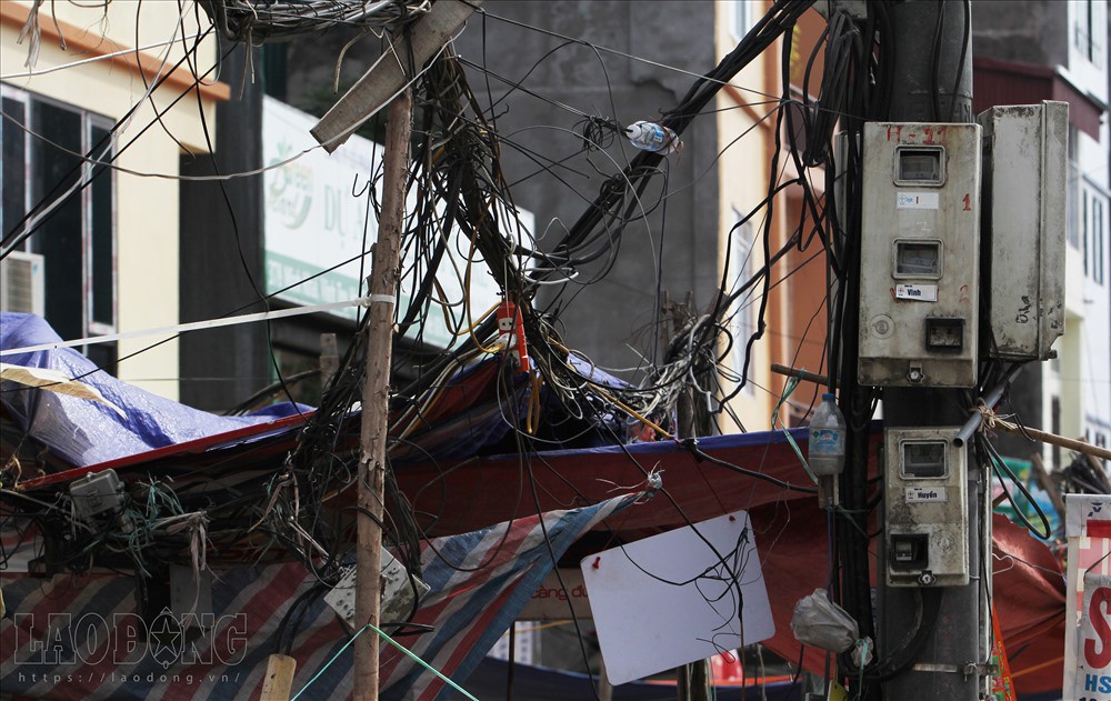 Chùm ảnh: Thót tim cảnh người dân vô tư sinh hoạt bên động bàn tơ