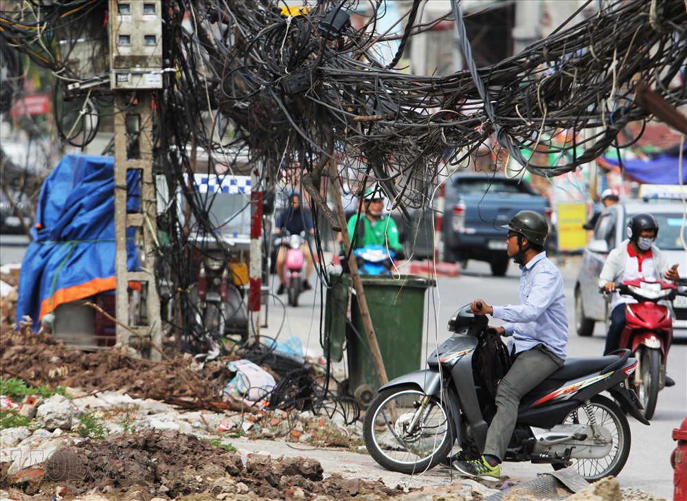 Chùm ảnh: Thót tim cảnh người dân vô tư sinh hoạt bên động bàn tơ
