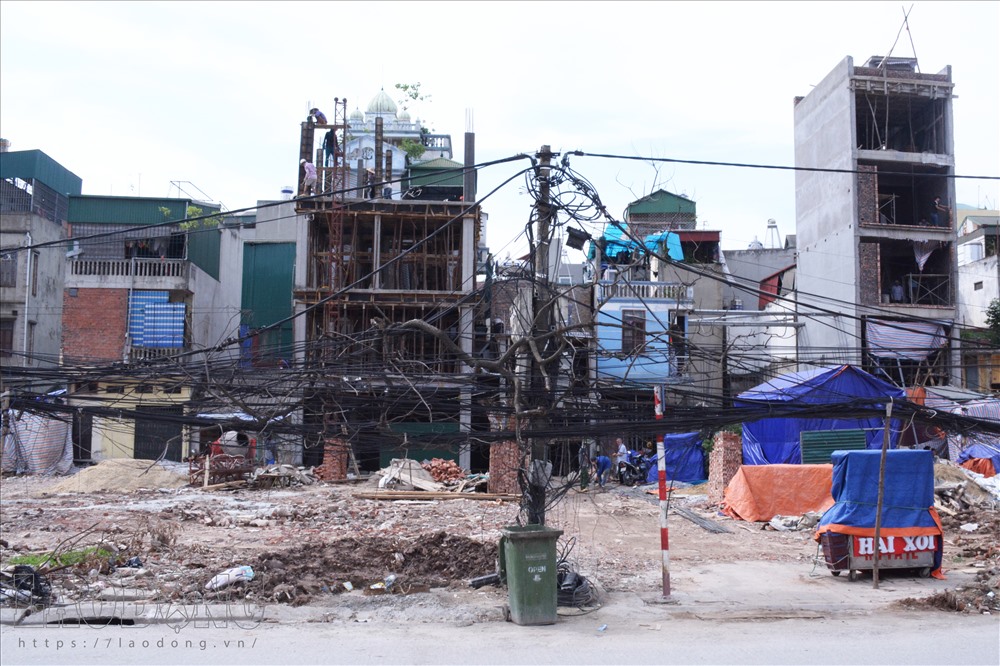 Chùm ảnh: Thót tim cảnh người dân vô tư sinh hoạt bên động bàn tơ