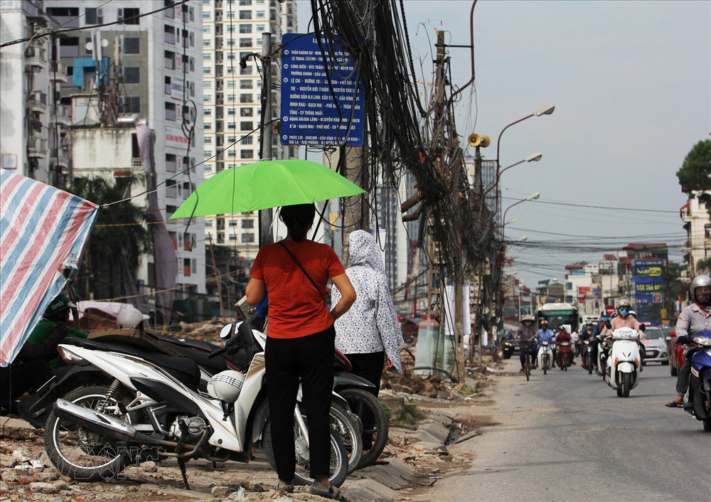 Chùm ảnh: Thót tim cảnh người dân vô tư sinh hoạt bên động bàn tơ