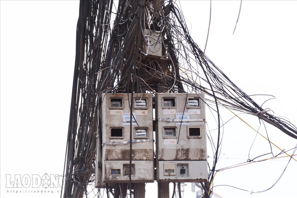 Chùm ảnh: Thót tim cảnh người dân vô tư sinh hoạt bên động bàn tơ