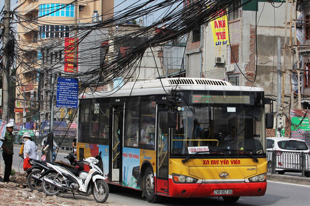 Chùm ảnh: Thót tim cảnh người dân vô tư sinh hoạt bên động bàn tơ