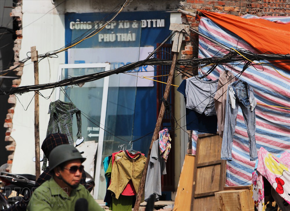 Chùm ảnh: Thót tim cảnh người dân vô tư sinh hoạt bên động bàn tơ