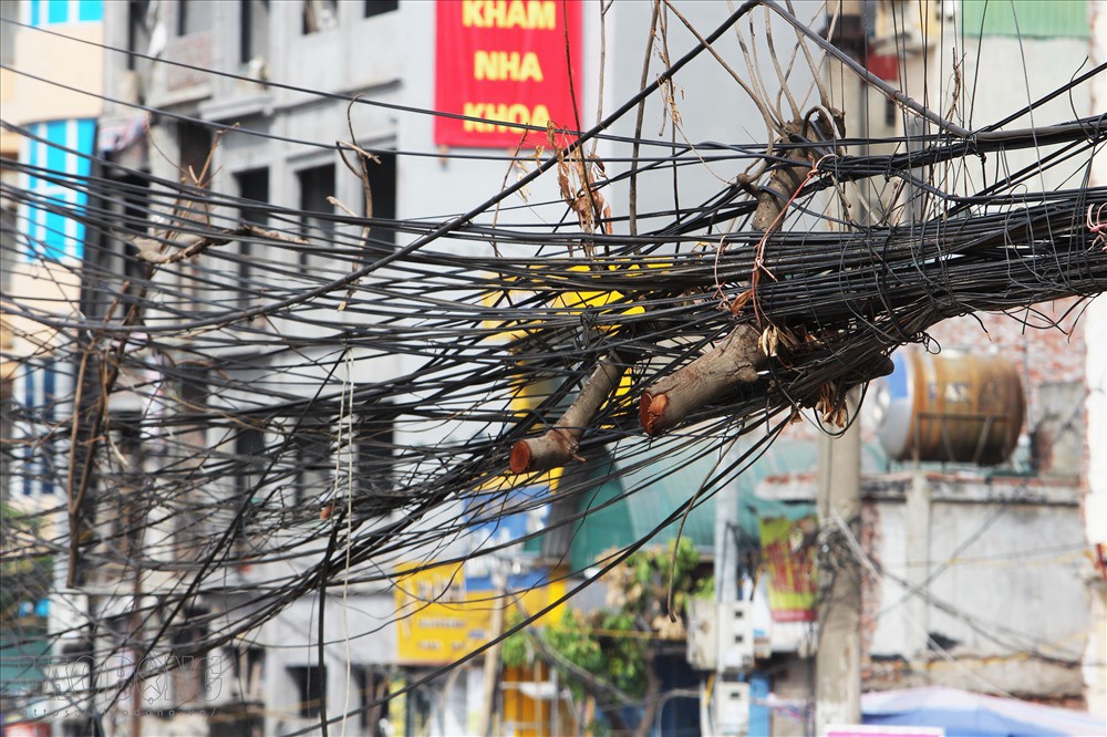 Chùm ảnh: Thót tim cảnh người dân vô tư sinh hoạt bên động bàn tơ