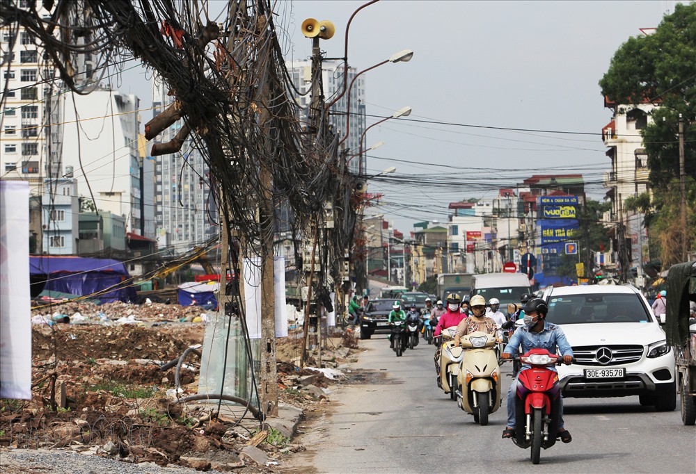Chùm ảnh: Thót tim cảnh người dân vô tư sinh hoạt bên động bàn tơ