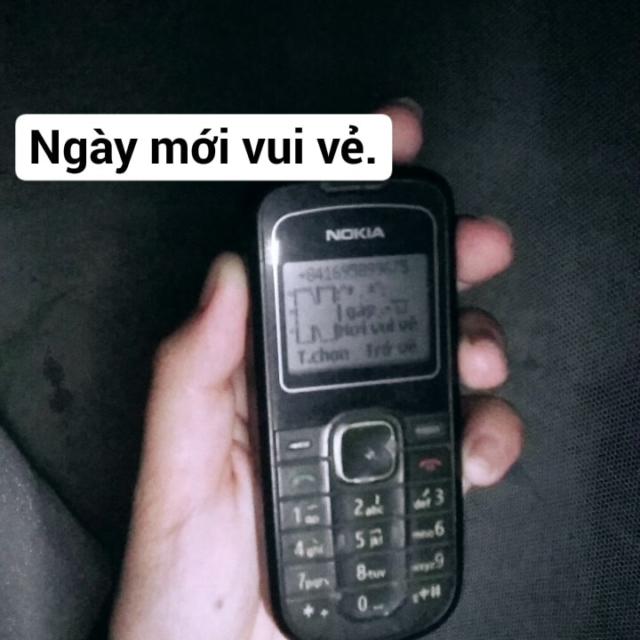 Trước khi xài smartphone xoành xoạch, 8X - 9X nào cũng từng một thời dán mắt vào chiếc điện thoại cùi bắp trắng đen Trước khi xài smartphone xoành xoạch, 8X - 9X nào cũng từng một thời dán mắt vào chiếc điện thoại cùi bắp trắng đen