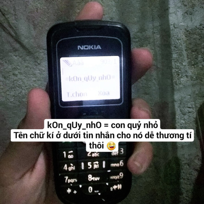 Trước khi xài smartphone xoành xoạch, 8X - 9X nào cũng từng một thời dán mắt vào chiếc điện thoại cùi bắp trắng đen Trước khi xài smartphone xoành xoạch, 8X - 9X nào cũng từng một thời dán mắt vào chiếc điện thoại cùi bắp trắng đen