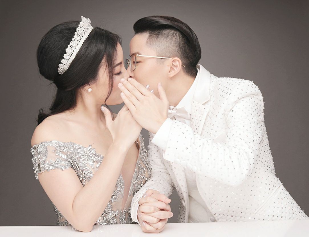 9X chuyển giới Tú Lơ Khơ kết hôn với bạn gái doanh nhân ở không gian tiệc cưới sang trọng bậc nhất Hà Nội 9X chuyển giới Tú Lơ Khơ kết hôn với bạn gái doanh nhân ở không gian tiệc cưới sang trọng bậc nhất Hà Nội