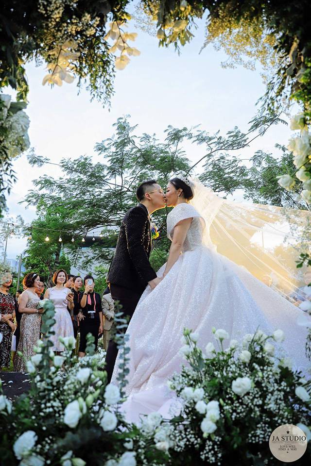 9X chuyển giới Tú Lơ Khơ kết hôn với bạn gái doanh nhân ở không gian tiệc cưới sang trọng bậc nhất Hà Nội