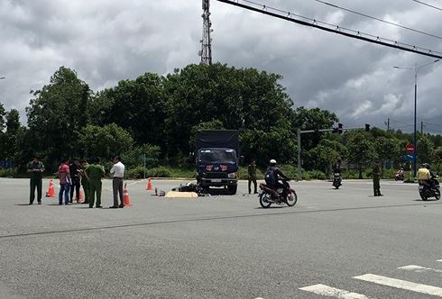 Xe máy đấu đầu xe tải, nam thanh niên tử vong tại chỗ
