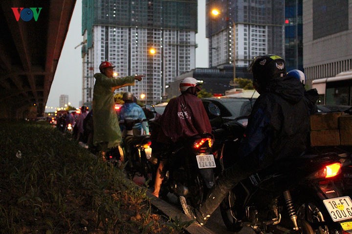 Hà Nội rối loạn vì mưa dông bất ngờ