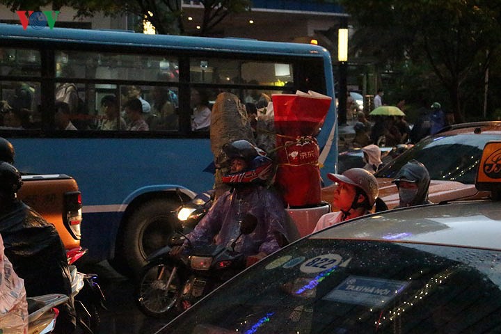 Hà Nội rối loạn vì mưa dông bất ngờ