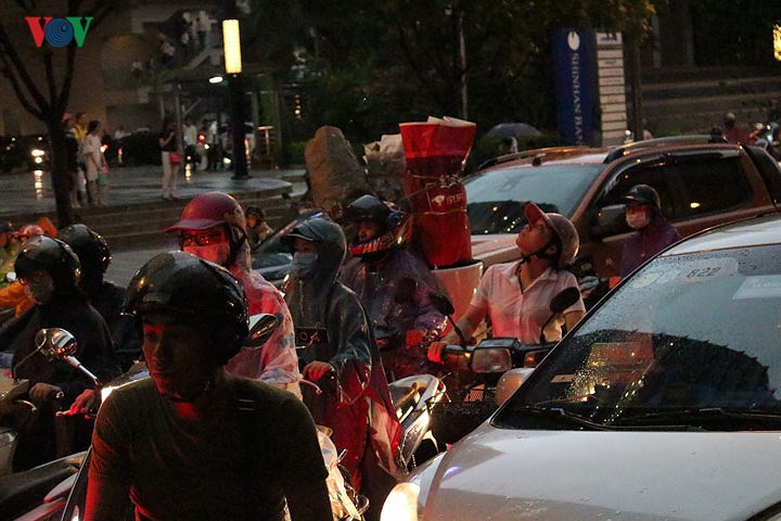 Hà Nội rối loạn vì mưa dông bất ngờ