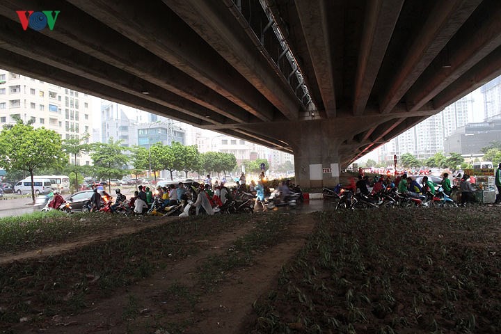 Hà Nội rối loạn vì mưa dông bất ngờ