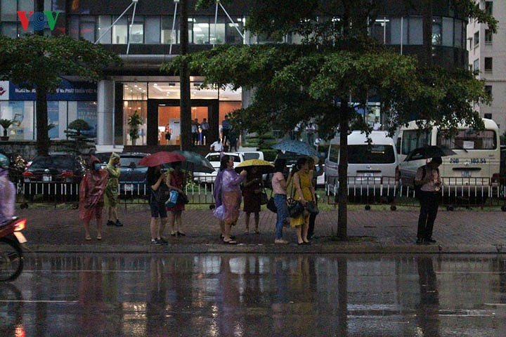 Hà Nội rối loạn vì mưa dông bất ngờ